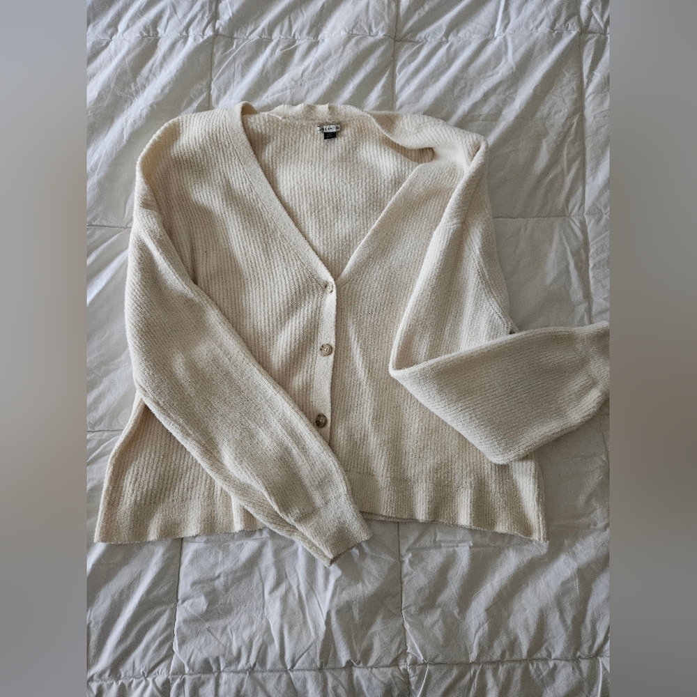 American Eagle Cream Button Down V-Neck Cardigan Sweater Size: L